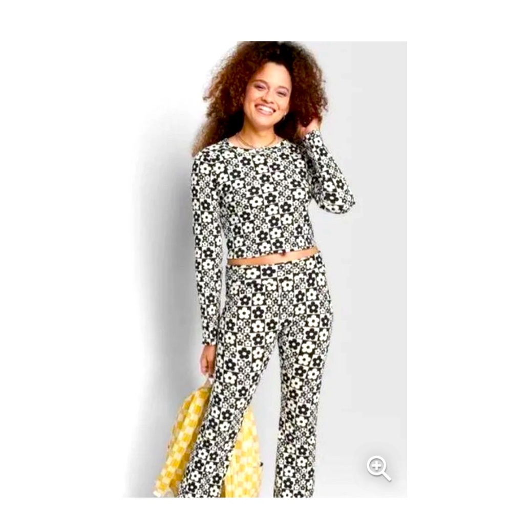 Wild Fable Groovy Long-Sleeve Crop 🏁